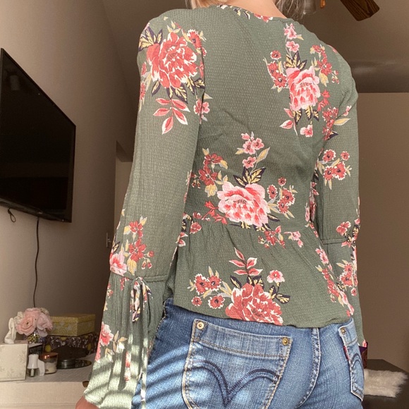 ✨ FLORAL BLOUSE✨ - Picture 2 of 3